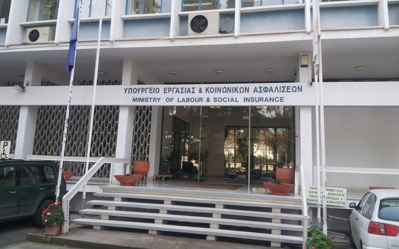 prospatheies-tou-yp-ergasias-gia-pliromi-pleonazontos-prosopikou